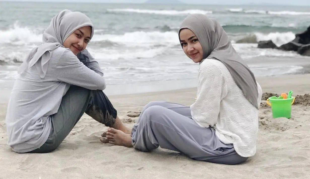 Begitu juga dengan yang sati ini, paduan warna putih dan abu-abu ini membuat Aryani terlihat sangat sederhana. Lagi-lagi ia mengenakan hijab siap pakai di saat liburannya itu. (Instagram/aryanifitriana24)