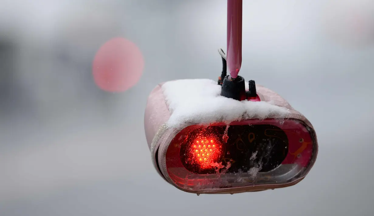 Lampu lalu lintas ditutupi salju setelah hujan salju di Sirkuit de Catalunya di Montmelo di pinggiran kota Barcelona (28/2). Sirkuit ini akan digunakan untuk musim pertama tes Formula 1 Grand Prix. (AFP Photo/Josep Lago)