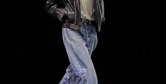 Leather jacket juga dihadirkan dalam paduan sequined t-shirt dan celana jeans yang menjadi ciri khas gaya punk. (Dok/Celine).
