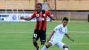 Gelandang Persipura Ian Kabes terbang setelah diterjang pemain Bali United Hendra Sandi. (Liga Indonesia)