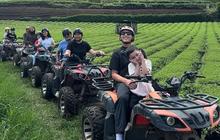 Tak Cuma Wisata Alam, 6 Potret Ussy dan Andhika Ajak Anak-Anak Keling Kota Batu Naik ATV hingga Petik Strawberry