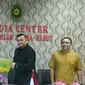 Kepala Pengadilan Agama Garut Ayip memberikan penghargaan kepada Perwakilan Lariba Islamic Indonesia Ari Ismail di kantornya, Rabu (15/5/2024) (Liputan6.com/Jayadi Supriadin)