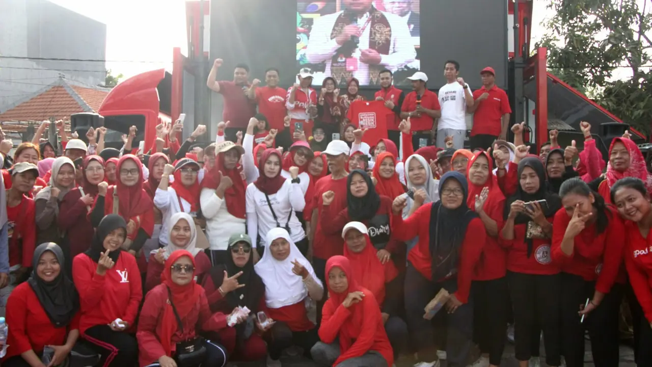 Tri Rismaharini bersama Ratusan Warga Aktivis Senam Cinta Tanah Air yang siap berwirausaha. (Foto: Istimewa)