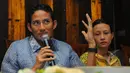 Orangtua murid JIS, Sandiaga Uno (kiri) saat menghadiri acara pernyataan sikap keluarga besar JIS, Jakarta, Rabu (8/4/2015). Kasus ini juga dianggap sebagai pendzaliman dan kriminalisasi kepada profesi guru .(Liputan6.com/Herman Zakharia)
