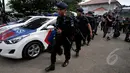 Puluhan aparat kepolisian dikerahkan untuk menjaga proses eksekusi terpidana mati di Nusakambangan, Cilacap, Jawa Tengah, (4/3/2015). Jelang eksekusi mati terpidana narkoba, keamanan di Nusakambangan diperketat.(Liputan6.com/Johan Tallo)