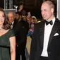 Kate Middleton didampingi Pangeran William berjalan di karpet merah acara penghargaan film British Academy Film Awards (BAFTA) 2018 di London, Minggu (18/2). Namun, pilihan pakaian Kate Middleton mendapat kritik dari beberapa orang. (AP/Antonio Calanni)