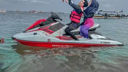 Bukan Ria Ricis namanya jika tak menghadirkan sensasi. Saat Moana masih di dalam kandungan, Ria Ricis memang kerap bertingkah berlebih. Bahkan ia kerap mendapat hujatan netizen yang menyarankan Ricis agar hati-hati. (Liputan6.com/IG/@riaricis1795).