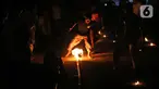 Sejumlah warga saat bermain bola api di Kawasan Rempoa, Tangerang Selatan, Rabu (19/08/2020). Bermain Bola api tersebut dilakukan dalam rangka menyambut peringatan tahun baru Islam 1 Muharram 1442 H. (Liputan6.com/Herman Zakharia)