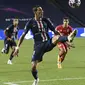 Gelandang PSG, Angel Di Maria mengontrol bola saat bertanding melawan Bayern Munchen pada final Liga Champions di stadion Luz di Lisbon (23/8/2020). Munchen menang tipis atas PSG 1-0. (David Ramos / Pool via AP)