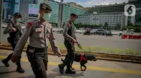 Anggota kepolisian bersama polisi satwa berpatroli keamanan di kawasan Bundaran HI, Jakarta, Rabu (8/4/2020). Gubernur DKI Jakarta Anies Basewedan pun menegaskan patroli keamanan baik oleh Satpol PP, TNI, hingga Polri akan ditingkatkan. (Liputan6.com/Faizal Fanani)