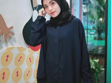 Sebelum Ramadan 2018 tiba, Vebby Palwinta dan sederet selebriti ini telah mantap memutuskan berhijab. Tampilan Vebby semakin modis dan memukau dengan paduan hijab dengan busana yang dikenakannya. (Instagram/vebbypalwinta)