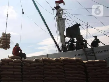 Pekerja tengah melakukan bongkar muat semen di pelabuhan Sunda Kelapa, Jakarta, Kamis (6/1/2022). Tahun 2022 dinilai akan menjadi tahun yang lebih baik bagi industri semen. (Liputan6.com/Angga Yuniar)