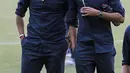 Penyerang Juventus, Gonzalo Higuain (kiri) berbincang denga gelandang Rodrigo Betancur di lapangan stadion Camp Nou di Barcelona, (11/9). Juventus akan menghadapi Barcelona pada laga pertama penyisihan grup D Liga Champions. (AFP Photo/Jaime Reina)