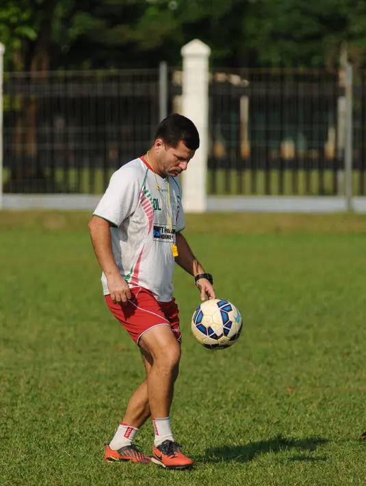 Pelatih Persipura, Oswaldo Lessa terlihat asyik memainkan bola di sela-sela latihan di Lapangan C Senayan, Jakarta, (5/5/2015). Latihan tersebut merupakan persiapan jelang AFC 2015 di Bengaluru, India, 12 Mei mendatang. (Liputan6.com/Helmi Fithriansyah)