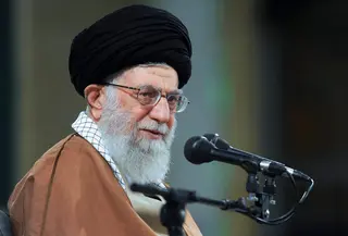 Pemimpin Iran, Ayatollah Ali Khamenei saat menghadiri pertemuan dengan pejabat Iran di Teheran, Iran (6/12). Khamenei mengutuk langkah Presiden Donald Trump yang memindahkan Yerusalem sebagai ibu kota Israel. (Kantor Pemimpin Tertinggi Iran melalui AP)