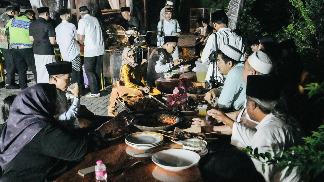 Momen Safari Ramadan di Sleman, Kaesang dan Ahmad Ali Nikmati Hangatnya Sate Klatak di Ponpes Minggir