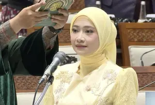 Prosesi pengucapan sumpah Adela Kanasya Adies dipandu langsung oleh Ketua DPR Puan Maharani. (Foto: Antara)