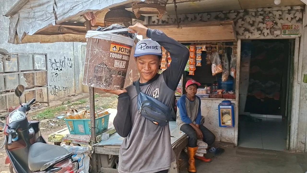 Kisah Rahmat Pemulung Muda Putus Sekolah Jualan Es di Gunungan Sampah Bantargebang buat Menyambung Hidup