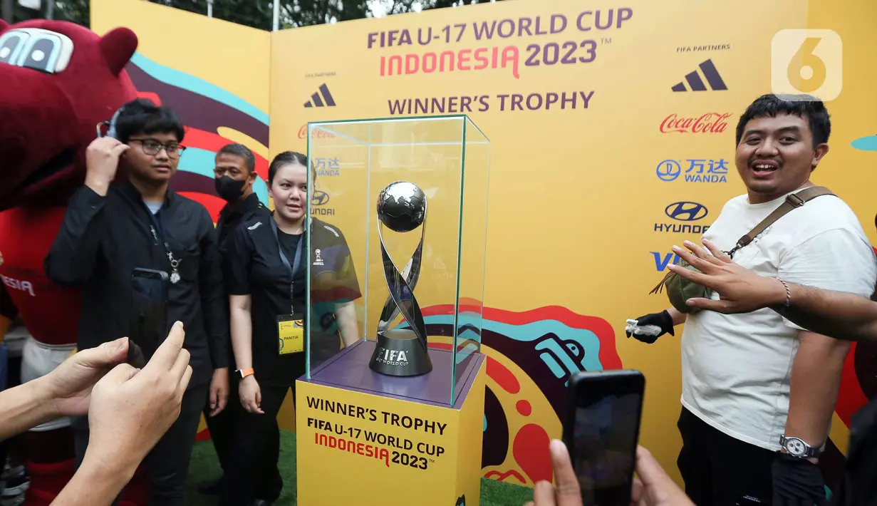 Masyarakat mengabadikan dengan ponsel trofi Piala Dunia U-17 2023 saat car free day (CFD) di kawasan Jalan Thamrin, Jakarta, Minggu (15/10/2023). Kegiatan tersebut dalam rangka promosi ajang Piala Dunia U-17 2023 di Indonesia. (Liputan6.com/Faizal Fanani)