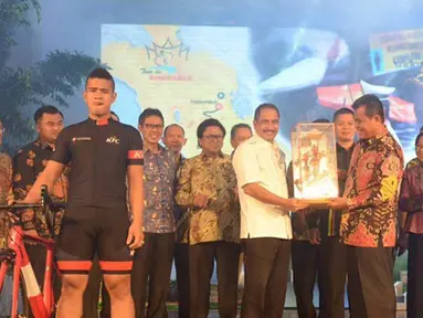 Tour de Singkarak merupakan salah satu kegiatan sport tourism yang sukses di Indonesia dan Kemenpar ingin mengulangnya pada Tour de Flores mendatang (Bola.com/Arief Bagus)