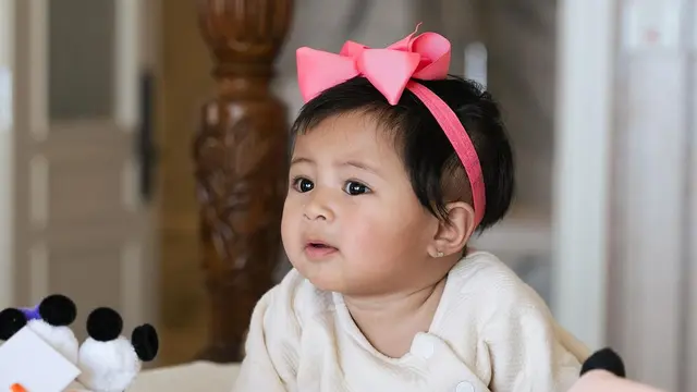 Potret Lily dengan Pita Pink di Kepala, Super Gemas Pose di Atas Kasur. (instagram/raffinagita1717)