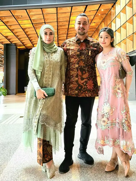 Warna pastel untuk kebaya kurung modern juga membuat tampilan segar  (Foto: @hapsarianissa29)