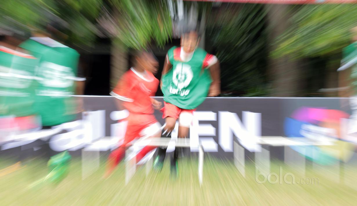 Aksi Anak SSB Tik Tak saat Coaching Clinic bersama RCD Espanyol di Lapangan  AKRI, Ampera, Jakarta, Minggu (16/7/2017). Coaching Clinic oleh pelatih Thomas N’Kono dan Kiper Espanyol B, Eduardo Frais. (Bola.com/Nicklas Hanoatubun)