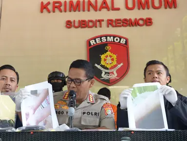 Kabid Humas Polda Metro Jaya Kombes Pol Argo Yuwono (tengah) saat rilis tindak pencurian dengan kekerasan di Jakarta, Sabtu (29/6/2019). Polisi meringkus driver taksi online berinisial AS (31) karena menganiaya dan merampas barang berharga wanita yang menjadi penumpangnya. (merdeka.com/Imam Buhori)