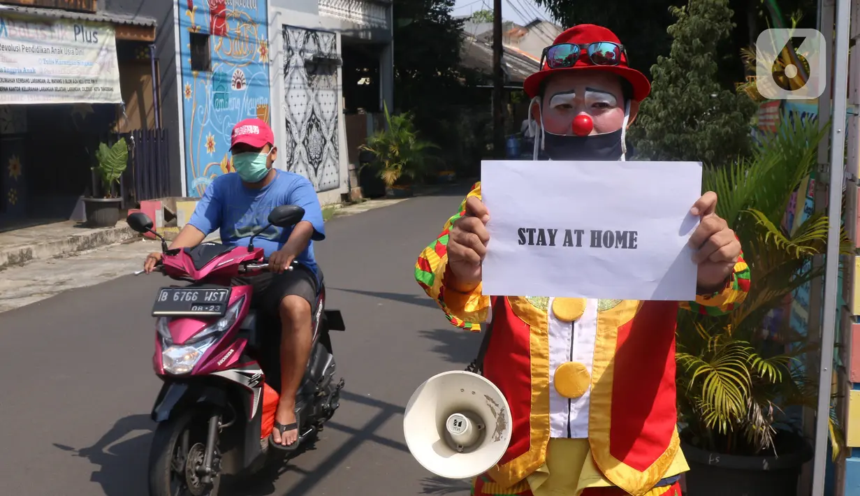 Komunitas badut tangerang raya (Batara) bersama kelurahan Larangan Selatan melakukan sosialisai pembatasan sosial bersekala besar (PSBB) di Tangerang, Kamis (16/4/2020). Mulai tanggal 18 april mendatang Tangerang Raya akan melakukan PSBB hingga 3 mei. (Liputan6.com/Angga Yuniar)