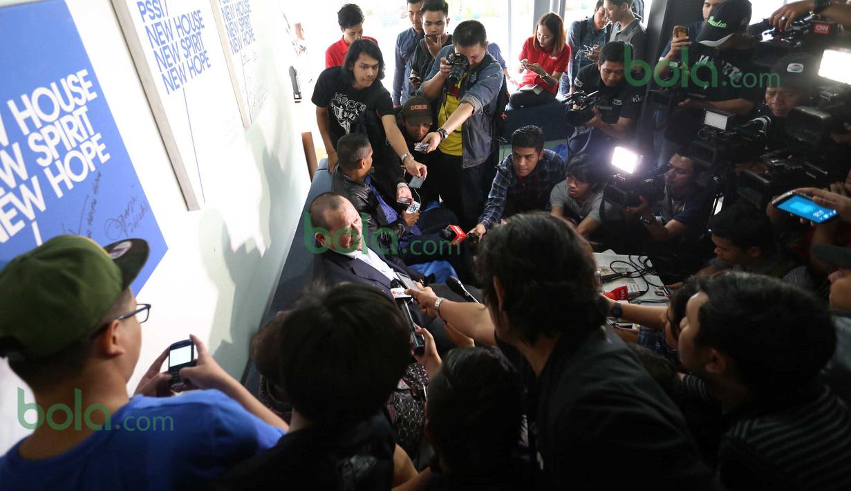 Presiden PSSI La Nyalla Mattalitti (kiri) bertahan dengan kekuatan dukungan FIFA untuk memperbaiki sepak bola Indonesia. (Bola.com / Nicklas Hanoatubun)