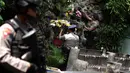 Personel Gegana Polda Metro Jaya  melakukan penyisiran di setiap sudut area Gereja Katedral, Jakarta, Rabu (24/12/2014). (Liputan6.com/Faizal Fanani)