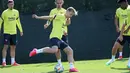 Pemain Barcelona, Frenkie De Jong, menendang bola saat menggelar latihan di Joan Gamper, Barcelona, Senin (25/5/2020). Latihan tersebut untuk persiapan jelang kembali bergulirnya La Liga Spanyol. (AFP/Miguel Rui)