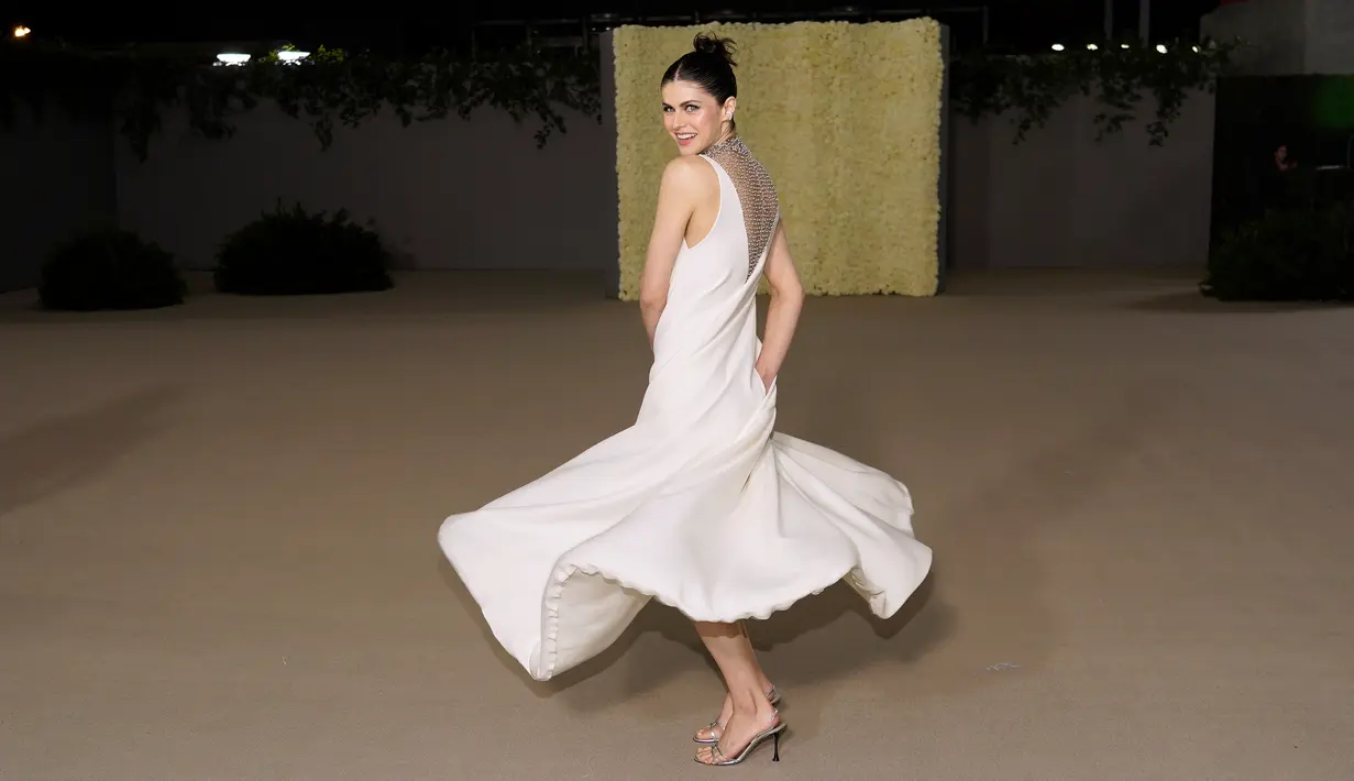 Alexandra Daddario tiba di acara tahunan kedua Academy Museum di Academy Museum of Motion Pictures di Los Angeles, Amerika Serikat, Sabtu (15/10/2022). Aktris pemeran film Percy Jackson ini berputar memamerkan gaunnya saat berpose selama fashion show. (AP Photo/Chris Pizzello)