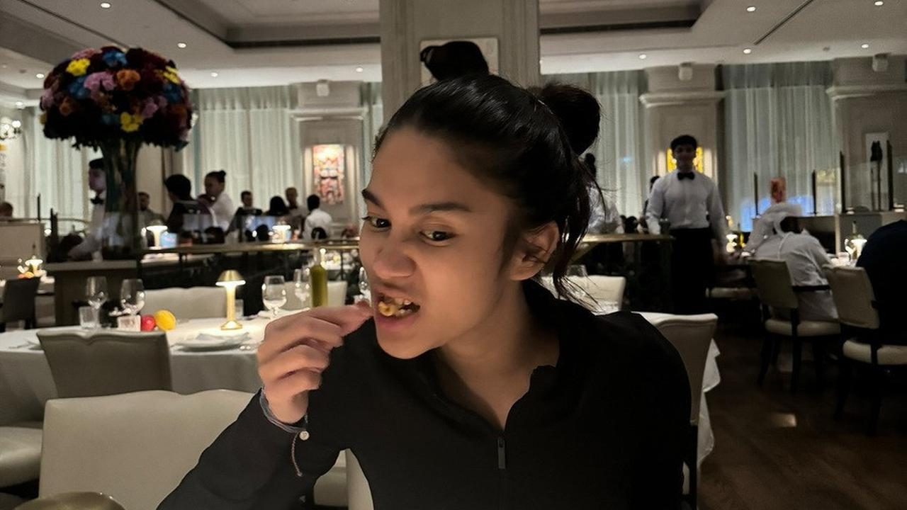 Menikmati Dinner Tanpa Ditemani Sang Suami