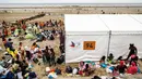 sebagai bagian dari kampanye "Lupa Liburan" yang diselenggarakan oleh LSM Prancis Secours Populaire untuk anak-anak yang keluarganya tidak mampu pergi berlibur. (AFP/Sameer Al-Doumy)
Anak-anak menikmati waktu mereka di pantai Cabourg, barat laut Prancis (18/8/2021). Acara ini
