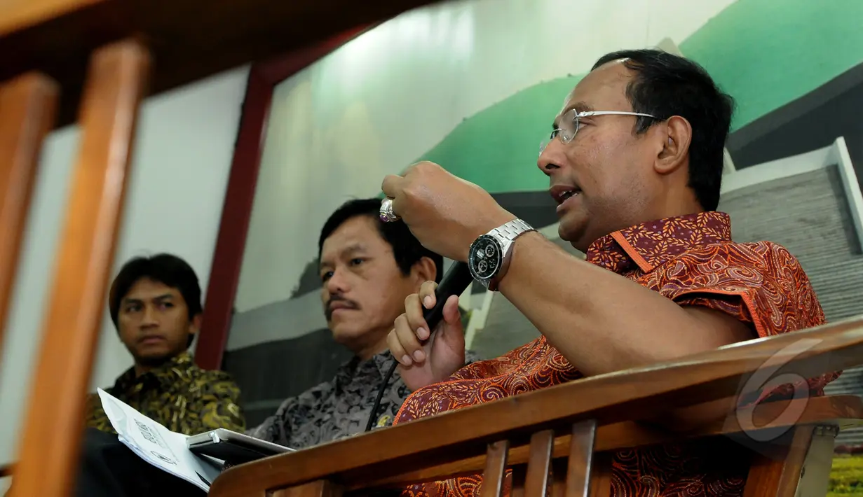 Satya Widya Yudha Wakil Ketua Komisi VII DPR dari Fraksi Golkar (kanan) saat menjadi narasumber pada Diskusi "Revisi UU Migas" di Press room DPR, Kompleks Parlemen Senayan, Jakarta, Selasa (17/3/2015).(Liputan6.com/Andrian M Tunay)