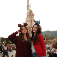 Kali ini, mereka tampil kompak dengan gaya kasual yang fun di depan kastil ikonik Disneyland. [@aruamarsha/@rantymaria].
