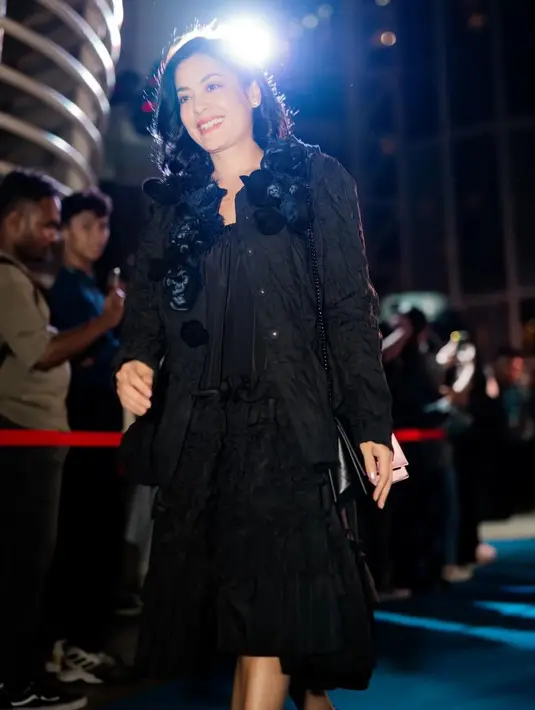 Tak hanya paras cantik yang membuat Lulu Tobing terlihat awet muda, tapi juga pilihan outfitnya. Di Gala Premiere Balada Si Roy, Lulu Tobing tampil memesona dalam dress hitam yang ditumpuk dengan outer serasi. [Foto: Instagram/lutob]