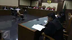 Mantan Menkes Siti Fadilah Supari mendengarkan pembacaan dakwaan oleh JPU di Pengadilan Tipikor, Jakarta, Senin (6/2). Sebelumnya, Siti ditetapkan sebagai tersangka oleh KPK dan telah ditahan sejak 24 Oktober 2016. (Liputan6.com/Helmi Afandi)