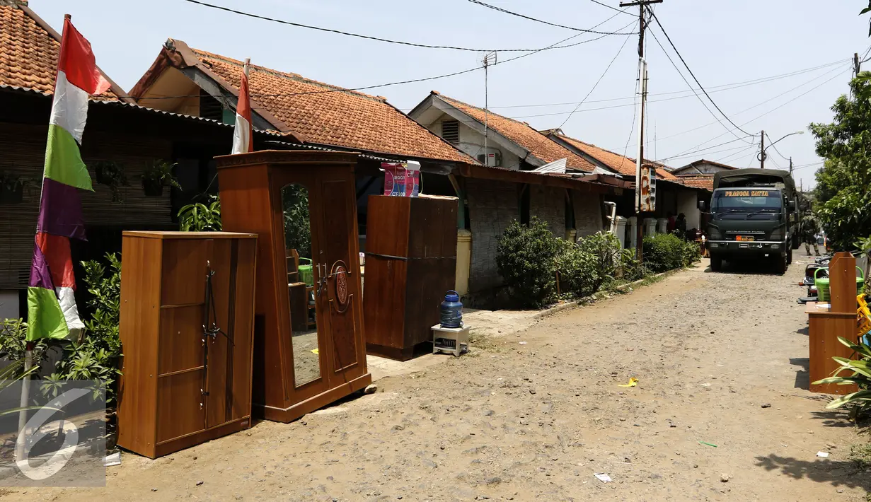 Sejumlah barang milik warga dikeluarkan oleh prajurit TNI saat melakukan pengosongan di komplek Detasemen Intel Kodam Jayakarta, Jakarta, Kamis (3/9/2015). Kodam Jaya melakukan pengosongan terhadap 99 unit dari 121 rumah. (Liputan6.com/Yoppy Renato)
