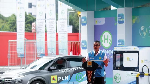 Direktur Utama PLN Darmawan Prasodjo saat meresmikan Hydrogen Refueling Station (HRS) atau stasiun pengisian kendaraan hidrogen pertama di Indonesia yang berlokasi di Senayan, Jakarta pada Rabu (21/2/2024). (Dok PLN)