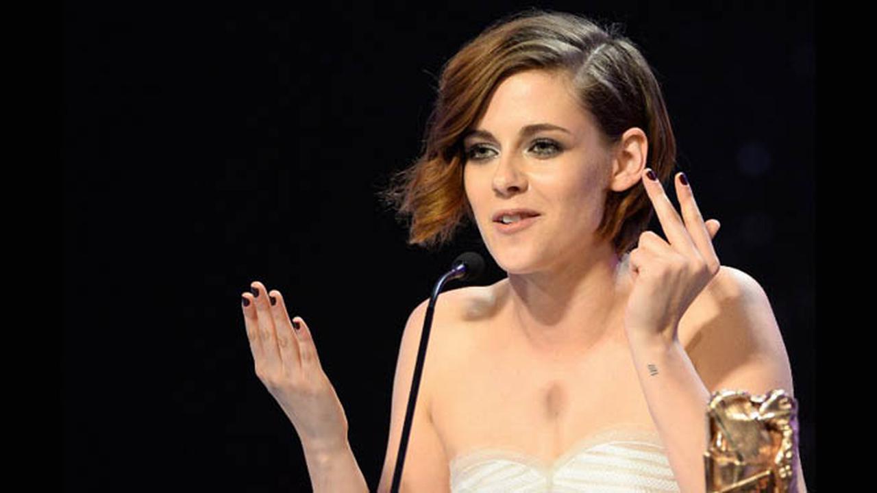Ekspresi Terkejut Kristen Stewart Raih Penghargaan di Cesar Award