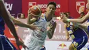 Pemain Satria Muda, Yosua (tengah) saat melewati hadangan pemain Bimasakti pada laga IBL Reguler Season di Hall A Senayan, Jakarta, Senin (11/1/2016). Satria Muda menang 55-33. (Bola.com/Nicklas Hanoatubun)