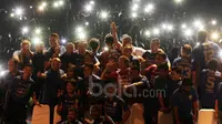 Para pemain Persib Bandung saat perkenalan kepada Bobotoh di Stadion Siliwangi, Bandung, Minggu (2/4/2017). Tim Maung Bandung akan mengawali laga perdana Liga 1 Indonesia melawan Arema FC. (Bola.com/Nicklas Hanoatubun)