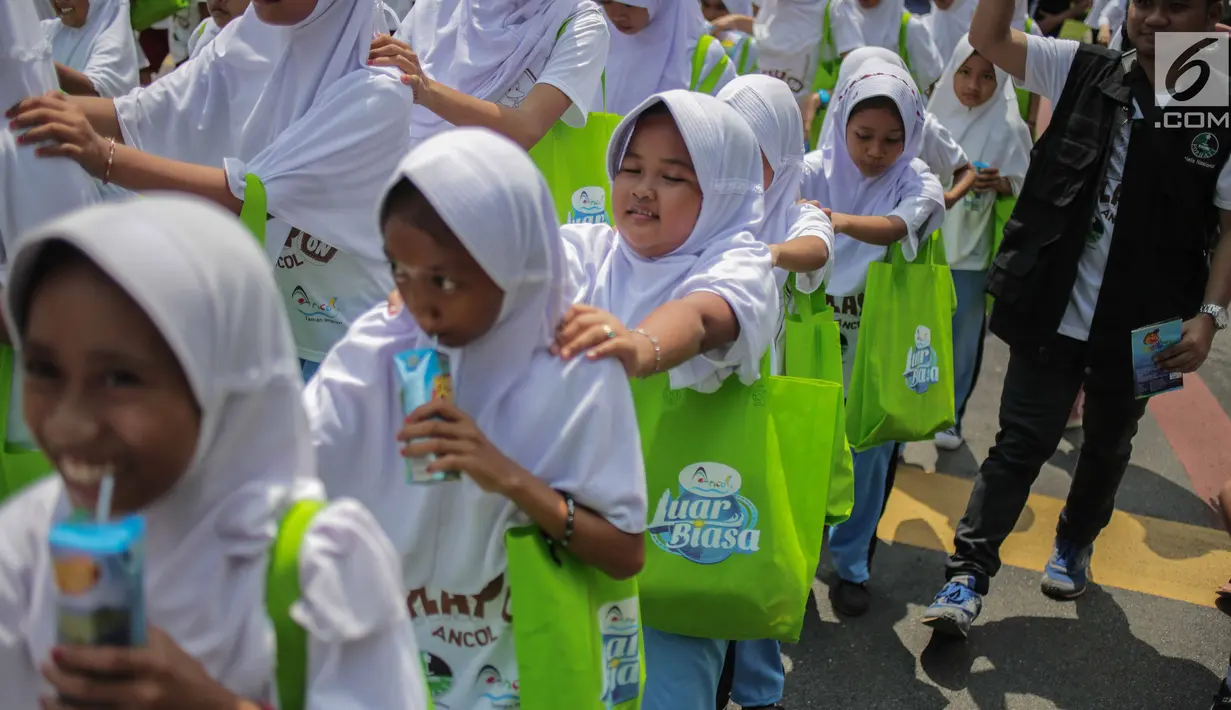 Anak-anak terdampak bencana tsunami di Pandeglang, Banten mengikuti rekreasi di Ancol Taman Impian, Jakarta, Selasa (26/2). Kegiatan itu digelar oleh PT Pembangunan Jaya Ancol Tbk bersama dengan Majelis Nasional Forhati. (Liputan6.com/Faizal Fanani)