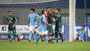 Pemain PSMS Medan, Fiwi Dwipan (kanan) melakukan selebrasi bersama rekan setim usai mencetak gol ke gawang Sulut United dalam matchday pertama Grup Y Babak 8 Besar Liga 2 2021 di Stadion Wibawa Mukti, Cikarang, Kamis (16/12/2021). (Bola.com/Bagaskara Lazuardi)