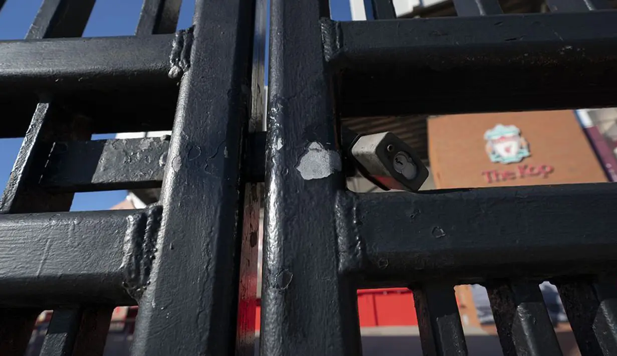 Foto yang diabadikan pada 2 Mei 2020 ini menunjukkan Stadion Anfield milik klub Liverpool terkunci dan kosong saat berbagai kegiatan olahraga masih ditangguhkan selama pandemi COVID-19 di Liverpool, Inggris. (Xinhua/Jon Super)