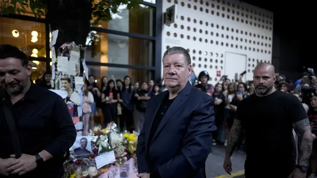 Ayah Liam Payne, Geoff Payne, mengunjungi hotel tempat kematian putranya di Argentina. (AP Photo/Natacha Pisarenko)