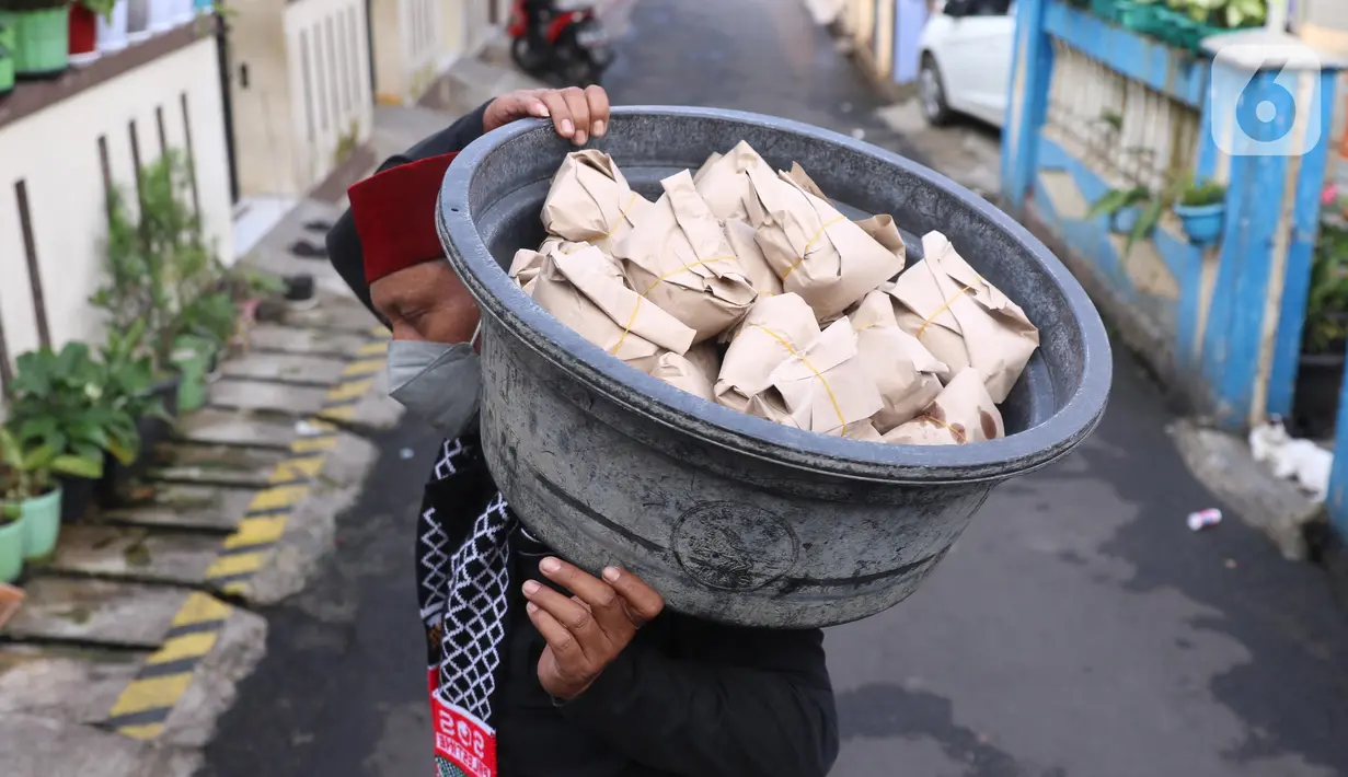 Warga membawa nasi bungkus untuk warga yang terdampak Covid-19 di di RW 03, Kelurahan Gandasari, Kecamatan Jatiuwung, Kota Tangerang, Jumat (11/6/2021).  Dampak penerepan lockdown membuat warga sekitar yang sehat melakukan aksi bersama untuk menyuplai makanan.  (Liputan6.com/Angga Yuniar)