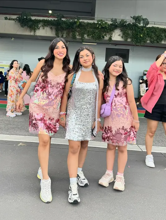 Nisya Ahmad tampil dengan sequined dress warna pink bak era Lover. [@nisyaa]